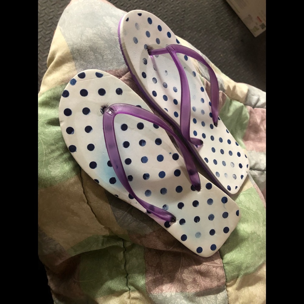 Purple polka dot flip flops large sz 10-11 guc